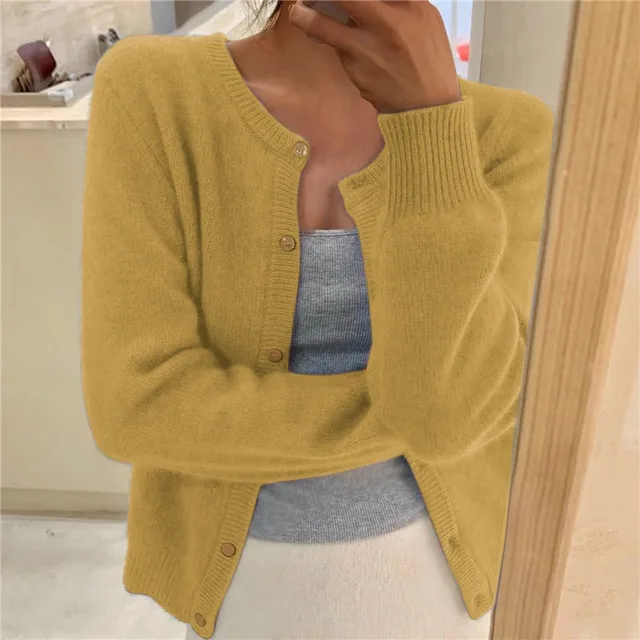 Senfgelbe Alina Strickjacke mit Rundhalsausschnitt, Knopfleiste und gerippten Bündchen aus weichem Strickmaterial.