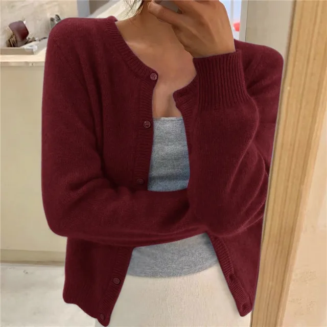 Dunkelrote Damen-Strickjacke mit Rundhalsausschnitt, Knopfleiste und gerippten Bündchen im weichen Strickdesign.