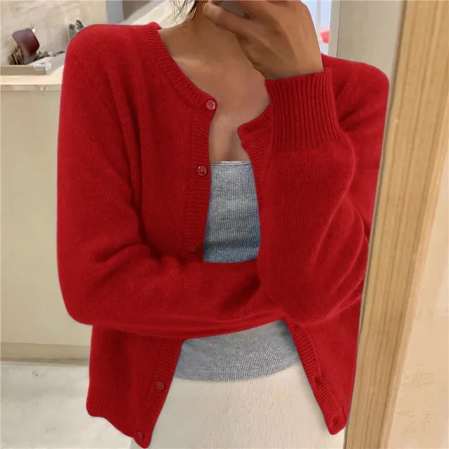 Rote Alina Strickjacke mit Rundhalsausschnitt, Knopfleiste und gerippten Bündchen im weichen Strickdesign.