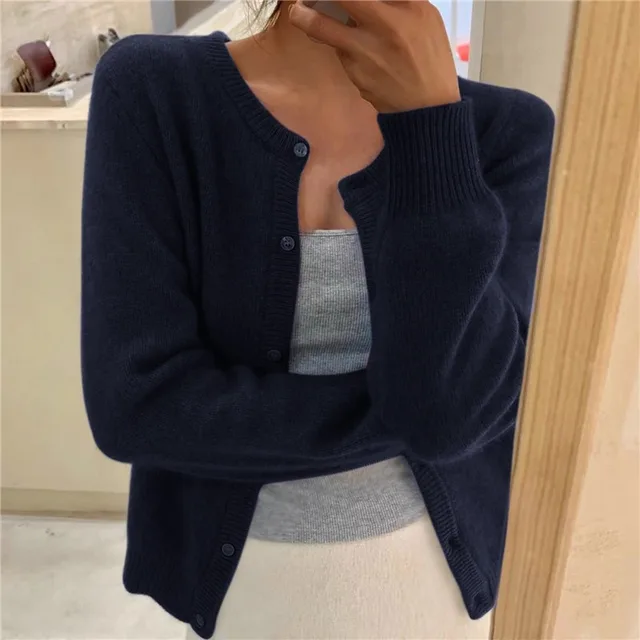Dunkelblaue Alina Strickjacke mit Rundhalsausschnitt, Knopfleiste und gerippten Bündchen aus weichem Strickmaterial.