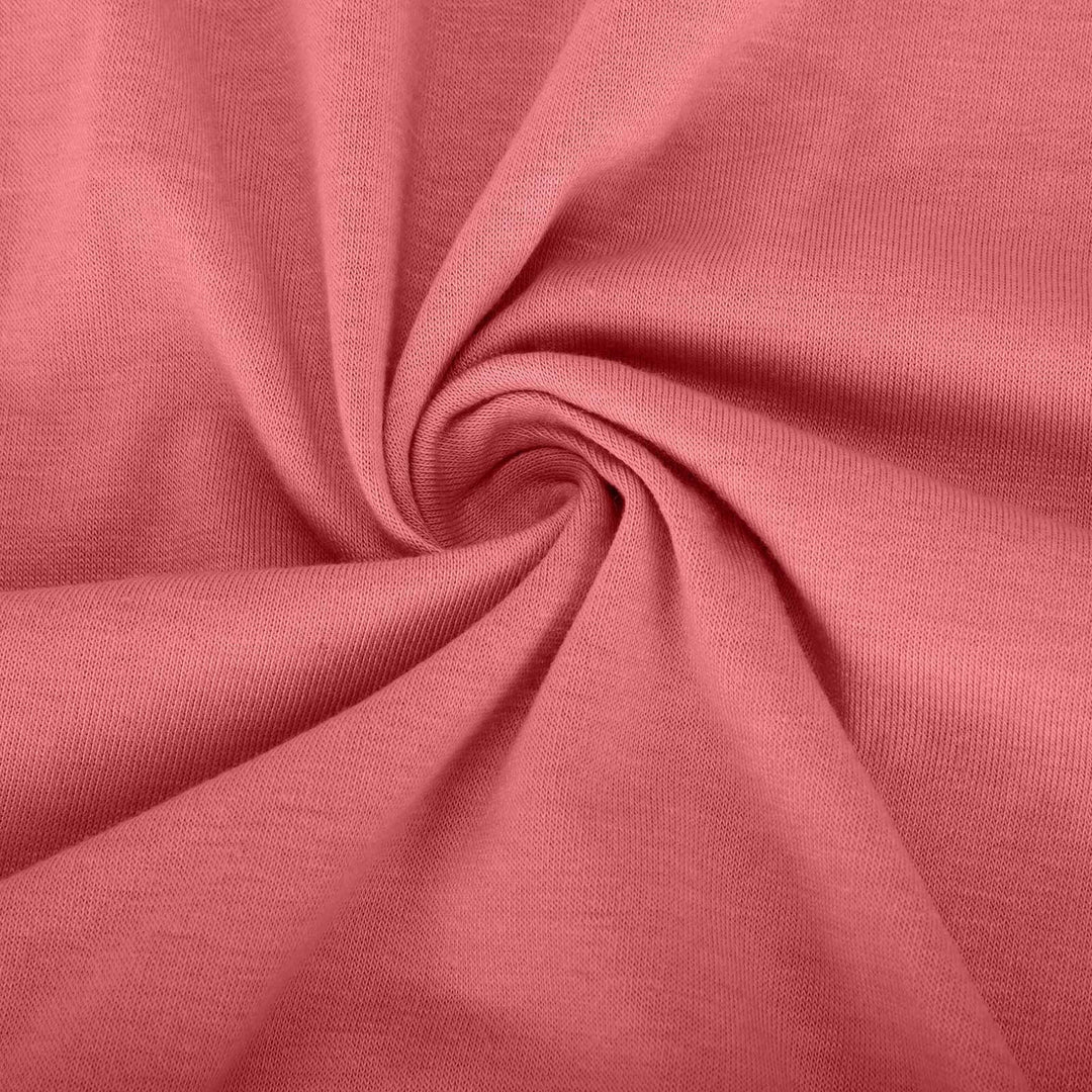 Nahaufnahme des weichen, fliessenden Stoffes des Alina Midikleids in Koralle.