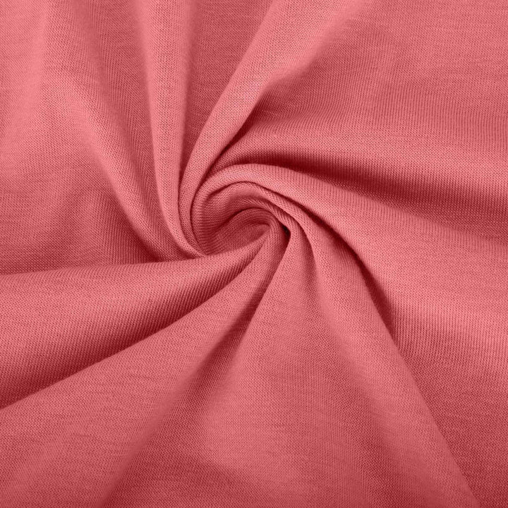 Nahaufnahme des weichen, fliessenden Stoffes des Alina Midikleids in Koralle.