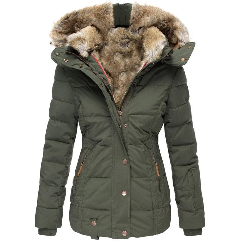Taillierte olivgrüne Damen-Winterjacke mit gefütterter Kapuze, Kunstfellkragen und Reißverschluss mit Druckknopfleiste.