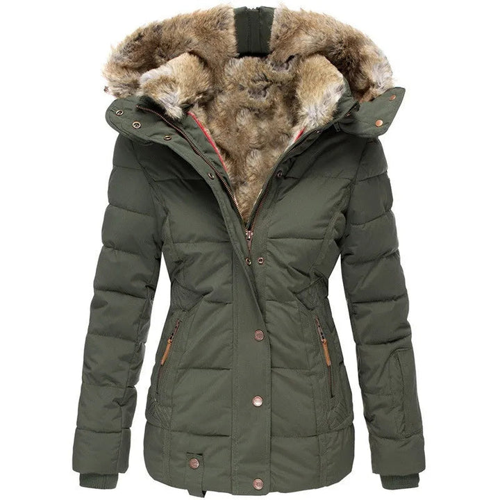 Taillierte olivgrüne Damen-Winterjacke mit gefütterter Kapuze, Kunstfellkragen und Reißverschluss mit Druckknopfleiste.