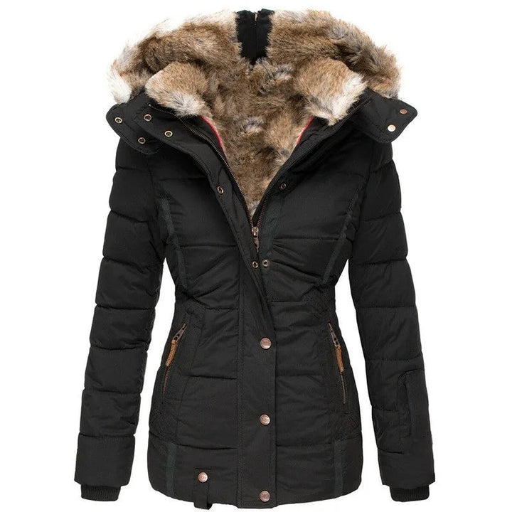 Taillierte schwarze Damen-Winterjacke mit gefütterter Kapuze, braunem Kunstfellkragen, Reißverschluss und Druckknopfleiste.