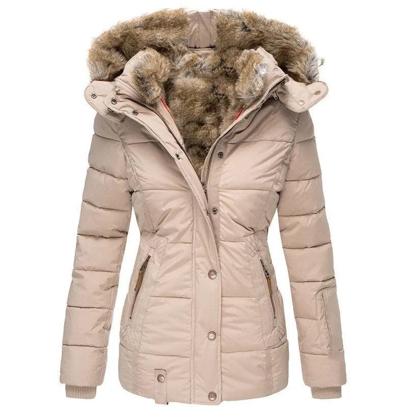 Taillierte beige Damen-Winterjacke mit gestepptem Design, gefütterter Kapuze und weichem Kunstfellkragen.