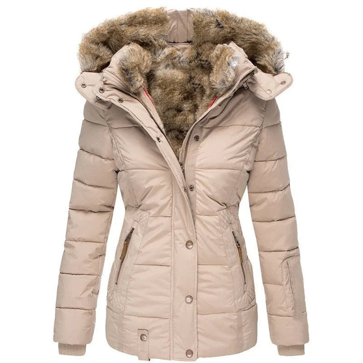 Taillierte beige Damen-Winterjacke mit gestepptem Design, gefütterter Kapuze und weichem Kunstfellkragen.