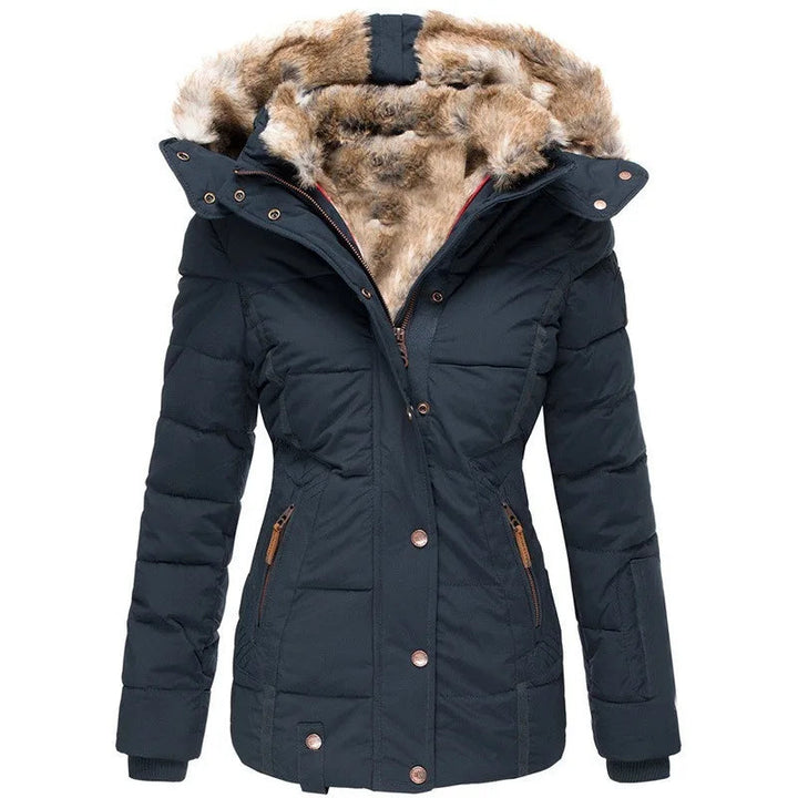 Taillierte schwarze Damen-Winterjacke mit gefütterter Kapuze, Kunstfellkragen und Reißverschluss-Taschen.