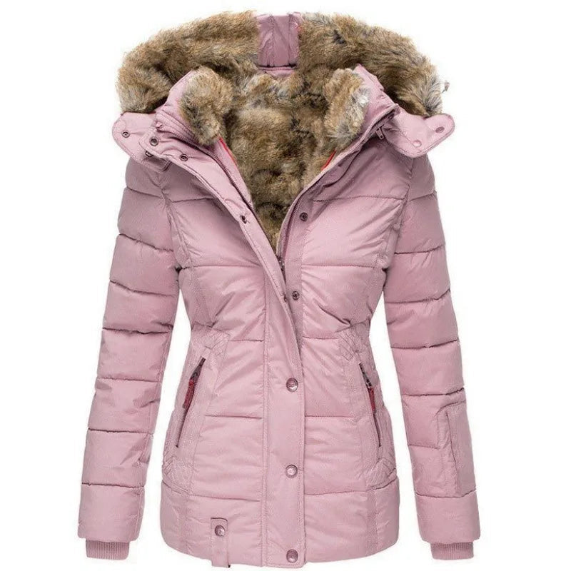 Taillierte, altrosa Damen-Winterjacke mit gestepptem Design, Kapuze und weichem Kunstfellfutter.