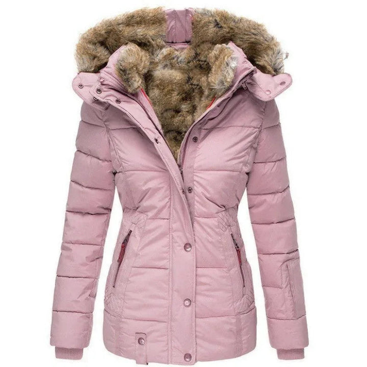 Taillierte, altrosa Damen-Winterjacke mit gestepptem Design, Kapuze und weichem Kunstfellfutter.