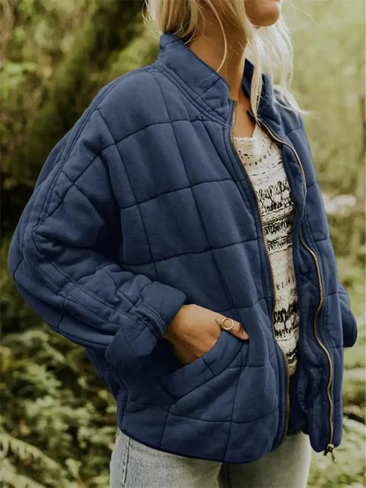 Dunkelblaue, locker geschnittene Steppjacke mit Karomuster, Stehkragen und praktischem Reißverschluss für die Übergangszeit.