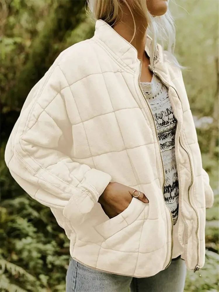 Cremeweiße, locker geschnittene Damen-Steppjacke mit Karomuster, Stehkragen und praktischem Reißverschluss.