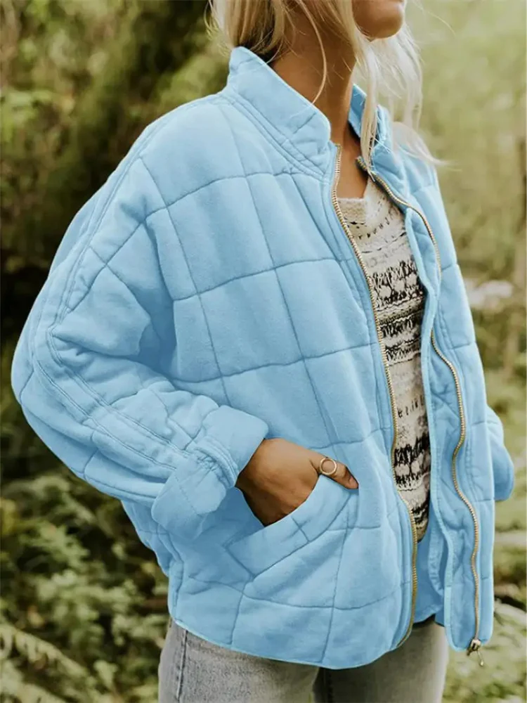 Hellblaue, gesteppte Damen-Steppjacke mit Stehkragen, Reißverschluss und praktischen Seitentaschen im lässigen Schnitt.
