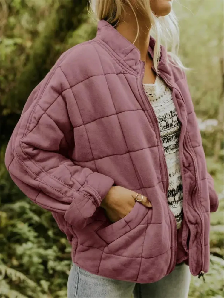 Altrosa gesteppte Damen-Übergangsjacke mit Stehkragen, Reißverschluss und lockerer Passform für einen modernen Look.