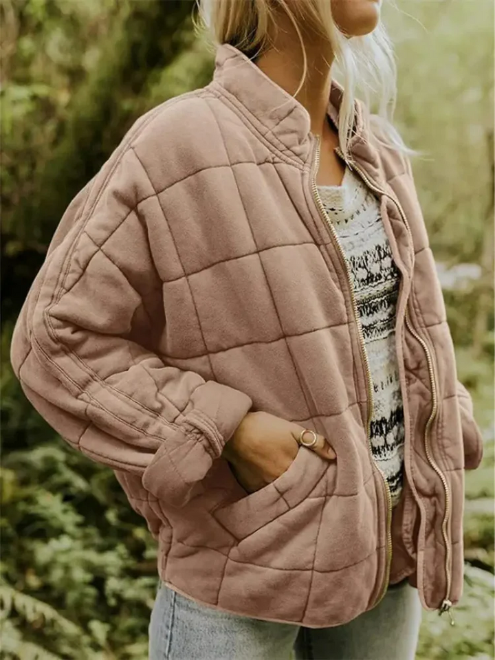 Altrosa gesteppte Damen-Steppjacke mit Stehkragen, Reißverschluss und lockerer Passform für die Übergangszeit.