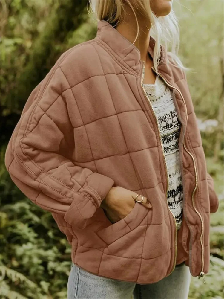 Altrosa gesteppte Damen-Übergangsjacke mit Stehkragen, Reißverschluss und lockerer Passform für einen modernen Look.