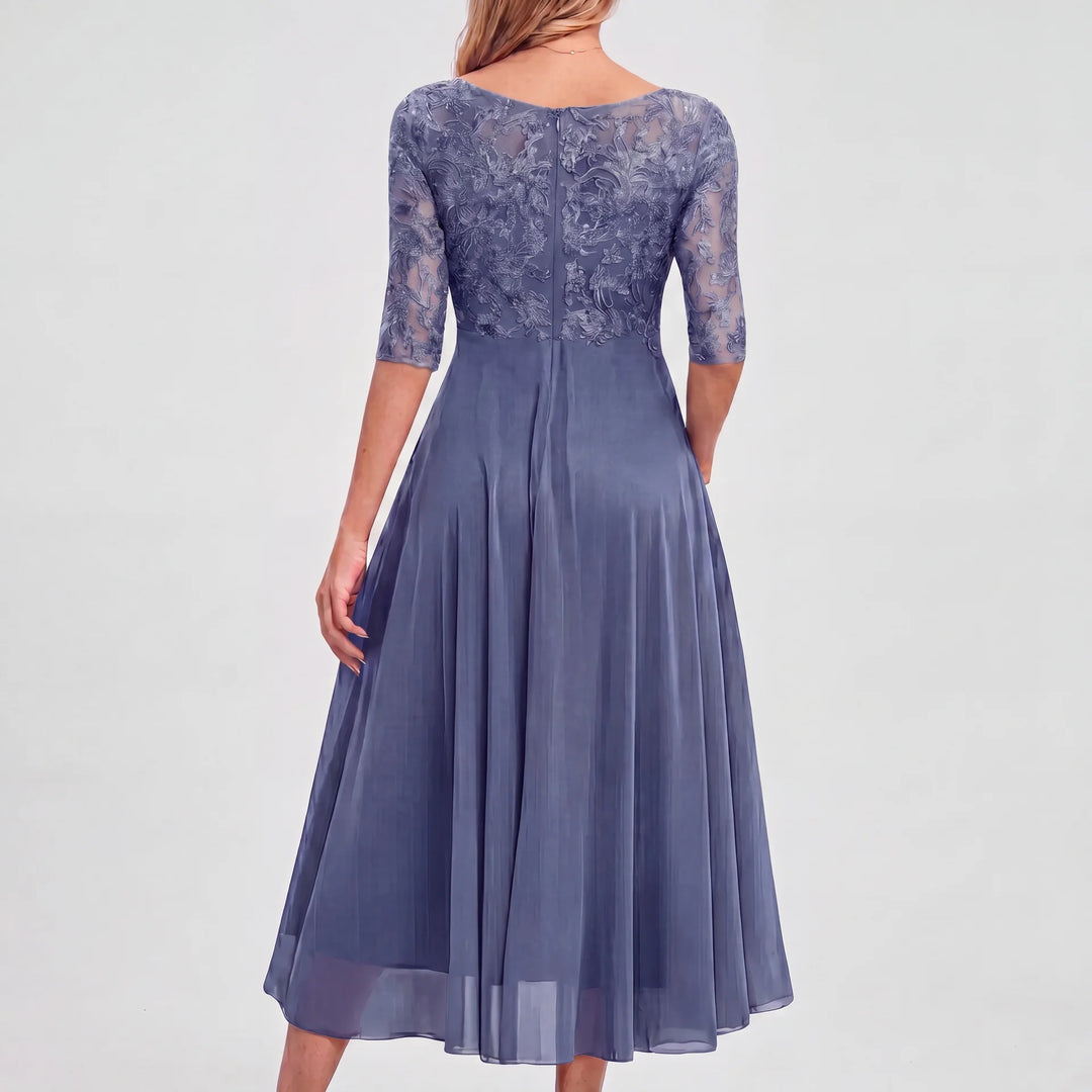 Elegantes Amelie Damen Midikleid in Blau mit feiner Spitzenoptik, halbtransparenten 3/4-Ärmeln und fließendem Rock.