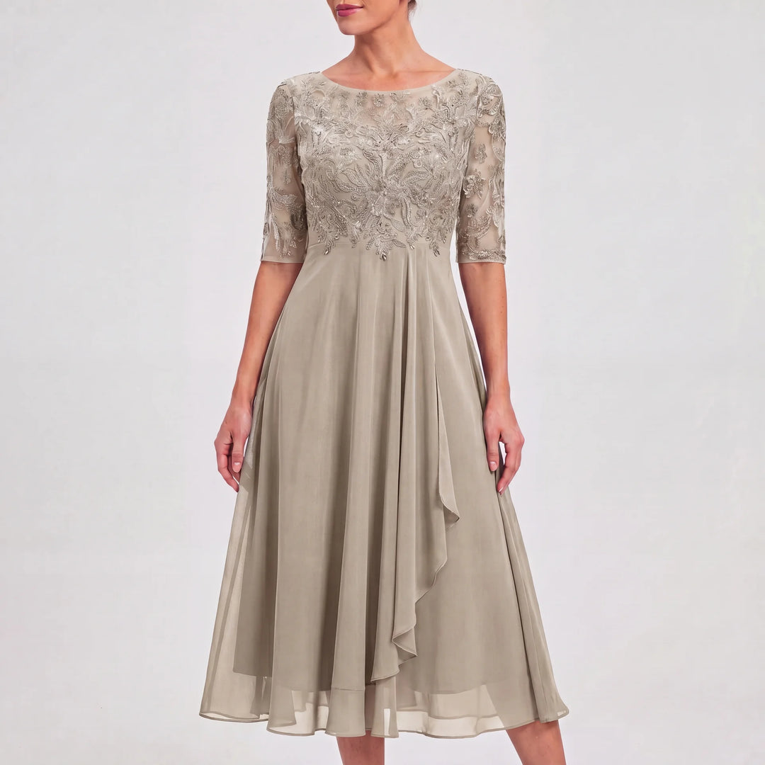 Elegantes Amelie Damen Midikleid in Taupe mit feiner Spitzenoptik, halbtransparenten 3/4-Ärmeln und fließendem Rock.