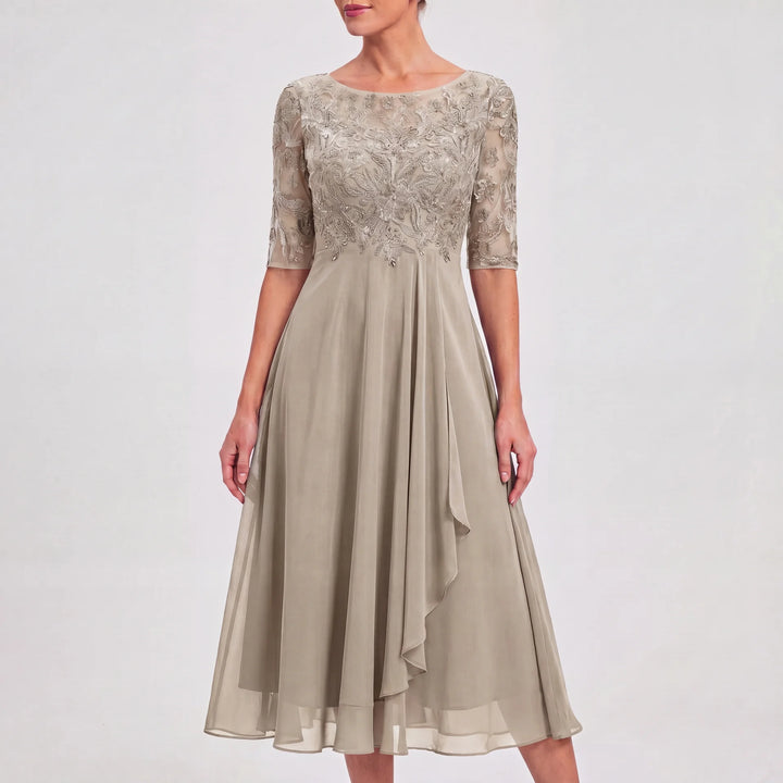 Elegantes Amelie Damen Midikleid in Taupe mit feiner Spitzenoptik, halbtransparenten 3/4-Ärmeln und fließendem Rock.