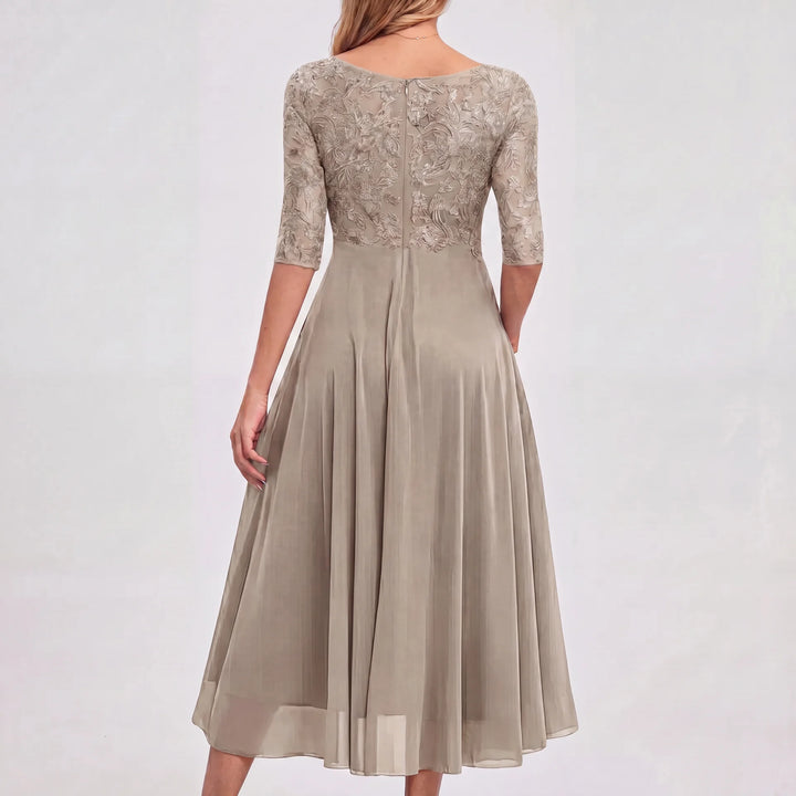 Elegantes Amelie Damen Midikleid in Taupe mit feiner Spitzenoptik, halbtransparenten 3/4-Ärmeln und fließendem Rock.