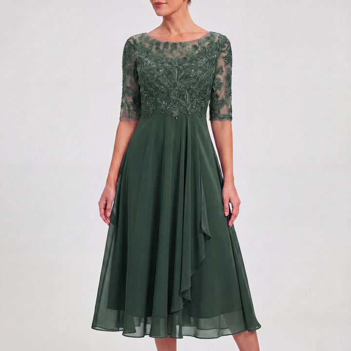 Elegantes Amelie Damen Midikleid in Dunkelgrün mit feiner Spitzenoptik, halbtransparenten 3/4-Ärmeln und fließendem Rock.