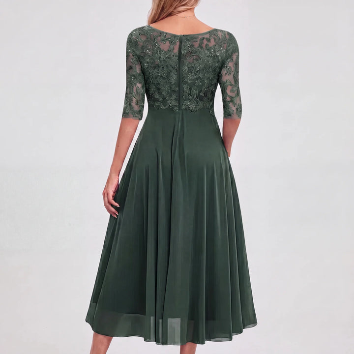 Damen Amelie Midikleid in Dunkelgrün mit feinem Spitzenoberteil und halbtransparenten 3/4-Ärmeln.
