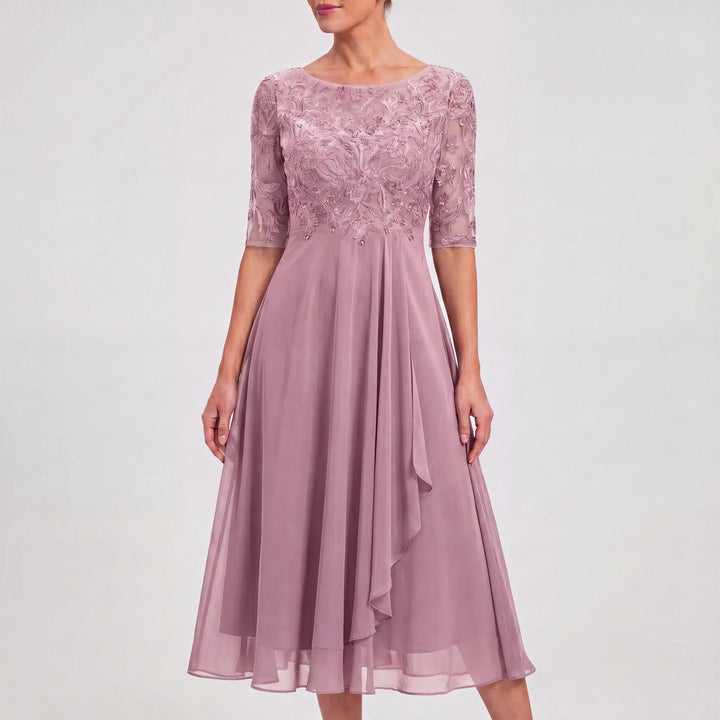 Elegantes Amelie Damen Spitzen Midikleid in Mauve mit halbtransparenten 3/4-Ärmeln und fließendem Midirock.