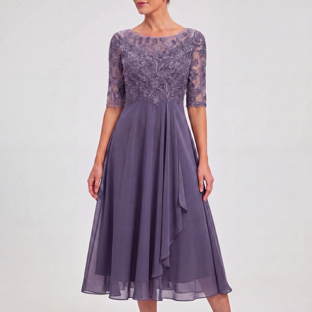 Elegantes Amelie Damen Spitzen Midikleid in Lila mit besticktem Oberteil, 3/4-Ärmeln und fließendem Midirock.