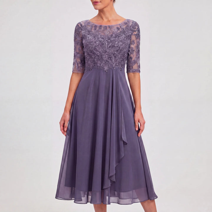 Elegantes Amelie Damen Spitzen Midikleid in Lila mit besticktem Oberteil, 3/4-Ärmeln und fließendem Midirock.