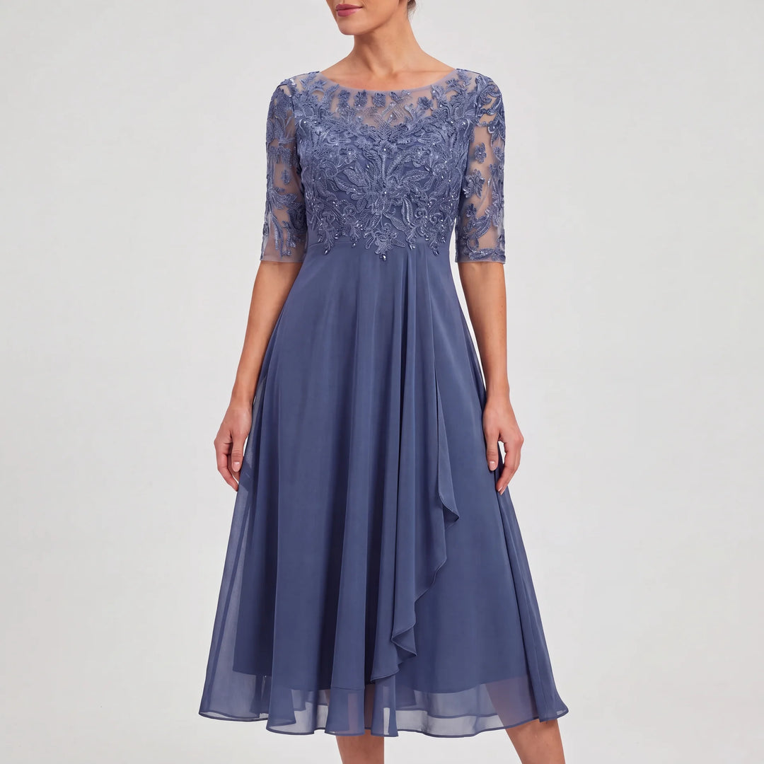 Elegantes Amelie Damen Midikleid in Blau mit feiner Spitzenoptik, halbtransparenten 3/4-Ärmeln und fließendem Rock.
