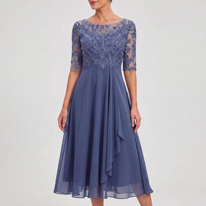 Elegantes Amelie Damen Midikleid in Blau mit feiner Spitzenoptik, halbtransparenten 3/4-Ärmeln und fließendem Rock.