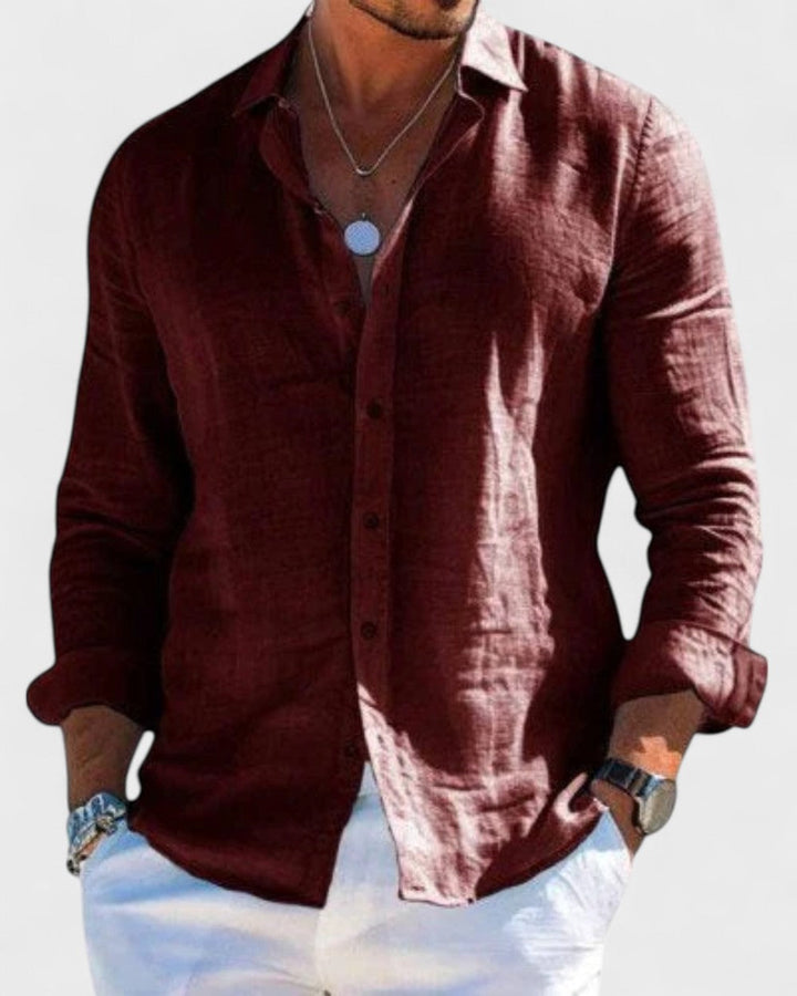 Dunkelrotes Herren-Leinenhemd mit klassischem Kragen und Knopfleiste in geradem Schnitt für einen luftigen Sommer-Look.