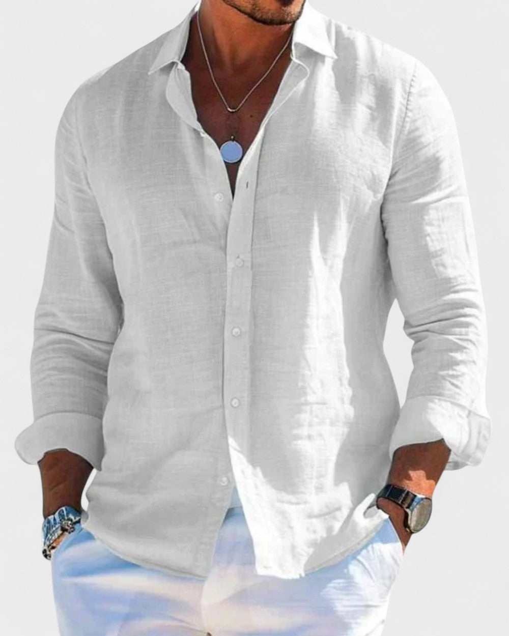 Weißes Herren-Leinenhemd mit klassischem Kragen, Knopfleiste und geradem Schnitt für einen luftigen Sommer-Look.