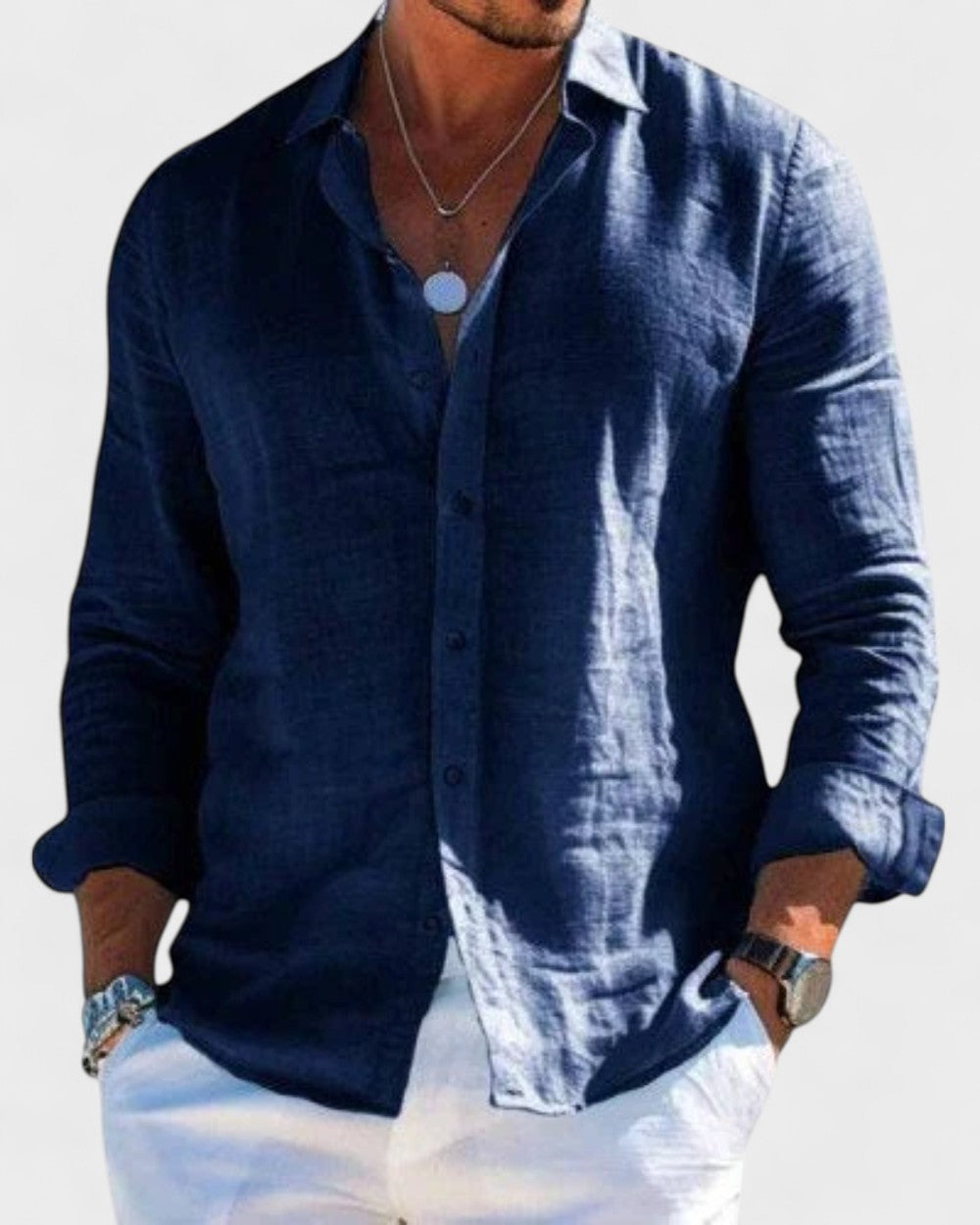 Dunkelblaues Herren-Leinenhemd mit klassischem Kragen und Knopfleiste in geradem Schnitt für einen luftigen Sommer-Look.