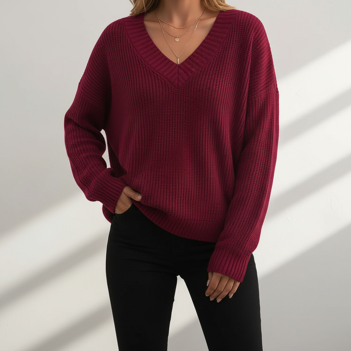Eleganter weinroter Damen-Strickpullover mit femininem V-Ausschnitt und gerippten Bündchen für einen stilvollen Look.