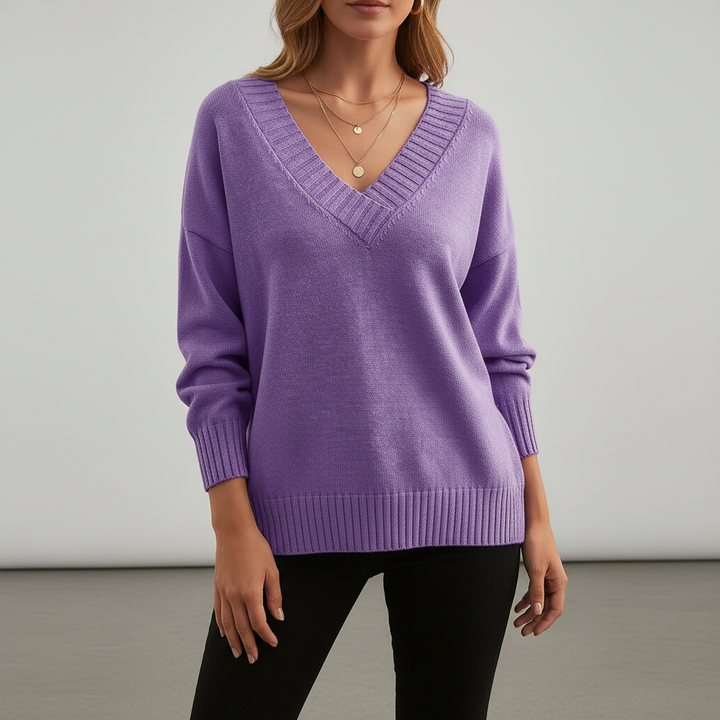 Eleganter lila Damen-Strickpullover mit tiefem V-Ausschnitt und gerippten Bündchen für einen weichen, femininen Look.