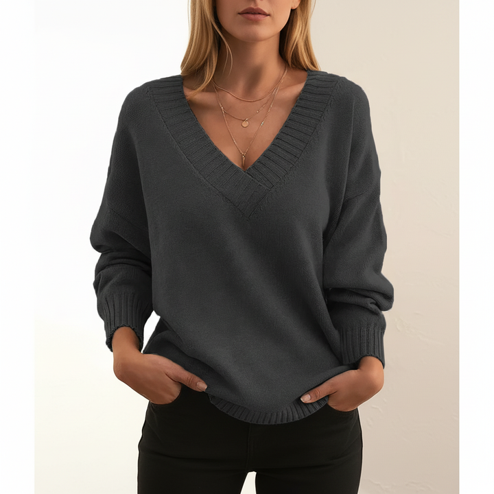 Dunkelgrauer Angelina Damen-Pullover aus weichem Strick mit elegantem V-Ausschnitt und gerippten Bündchen.