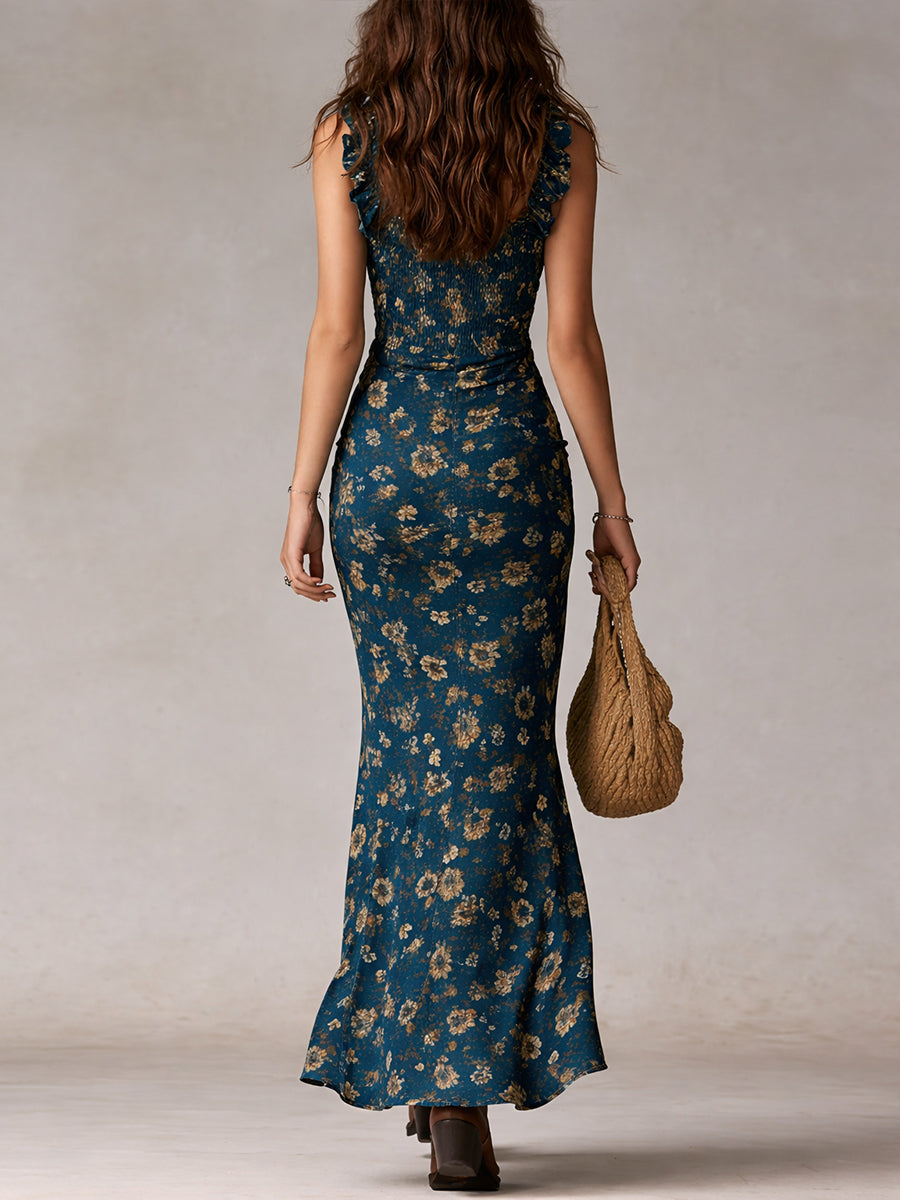Anja geblümtes Boho Maxikleid in Blau von hinten mit Rüschenärmeln und Strohtasche