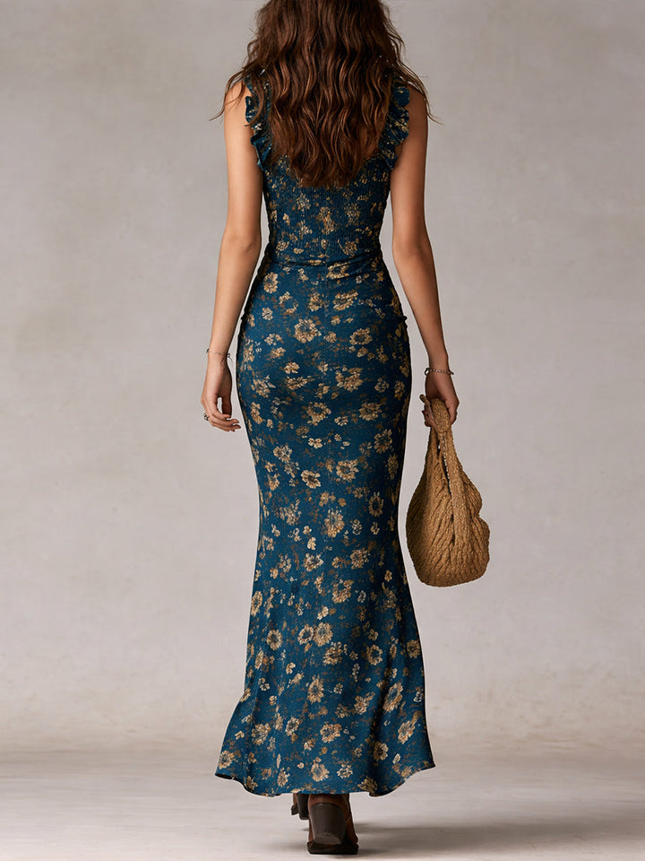 Anja geblümtes Boho Maxikleid in Blau von hinten mit Rüschenärmeln und Strohtasche