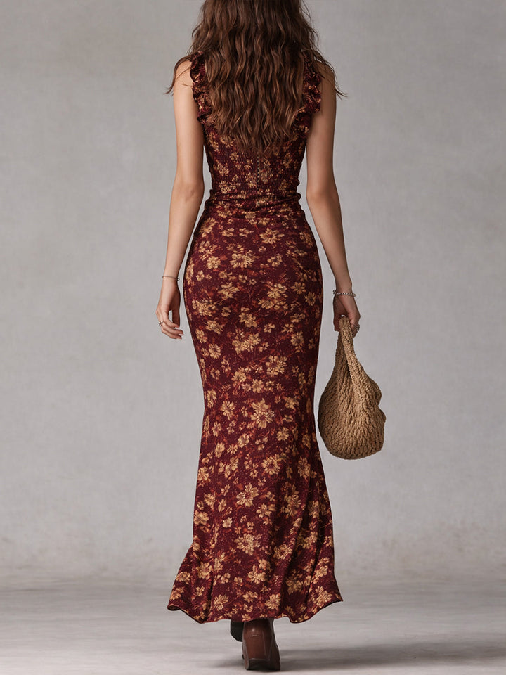 Rückansicht des weinroten Anja Boho-Maxikleids mit gelbem Blumenmuster und Rüschenärmeln