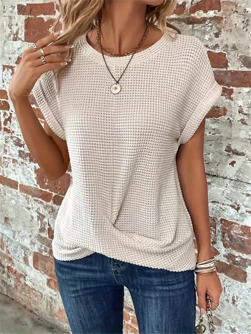 Beiges Waffel-Strick-Shirt mit Rundhals, gerollten Kurzärmeln und modischem Front-Twist am Saum.
