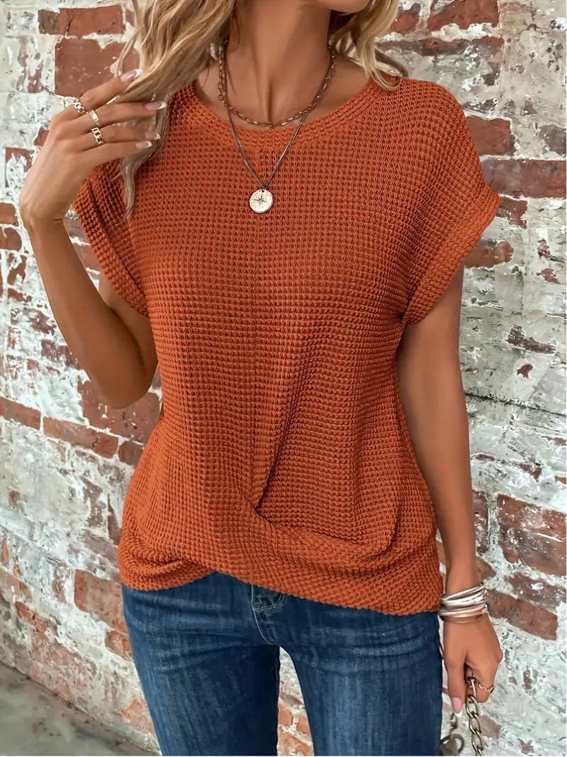 Rostfarbenes Damen-Shirt in Waffelstrick mit Rundhals, gerollten Kurzärmeln und modischem Front-Twist am Saum.