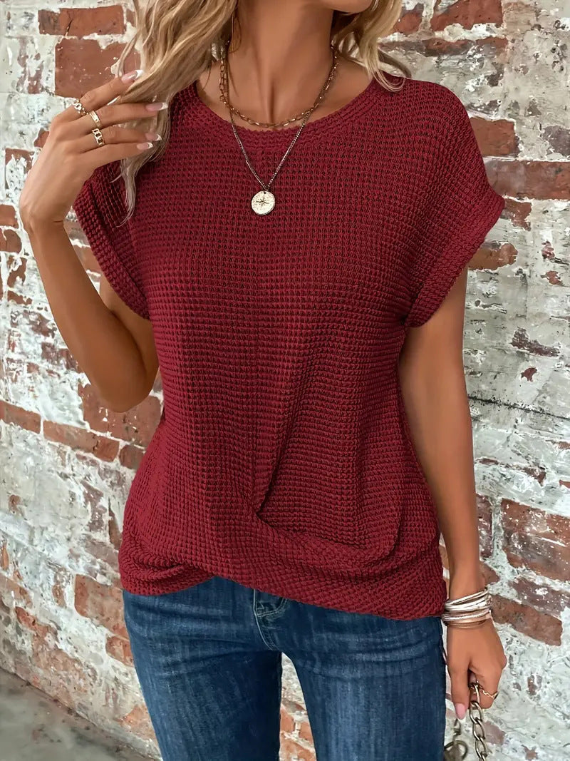 Dunkelrotes Damen-Shirt in Waffelstrick mit Rundhals, gerollten Kurzärmeln und modischem Front-Twist am Saum.