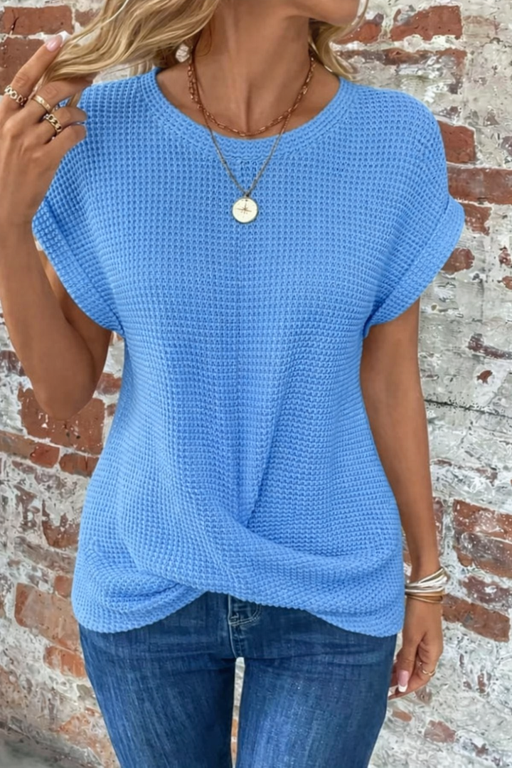 Hellblaues Damen-Shirt in Waffelstrick mit Rundhals, gerollten Ärmeln und modischem Front-Twist am Saum.