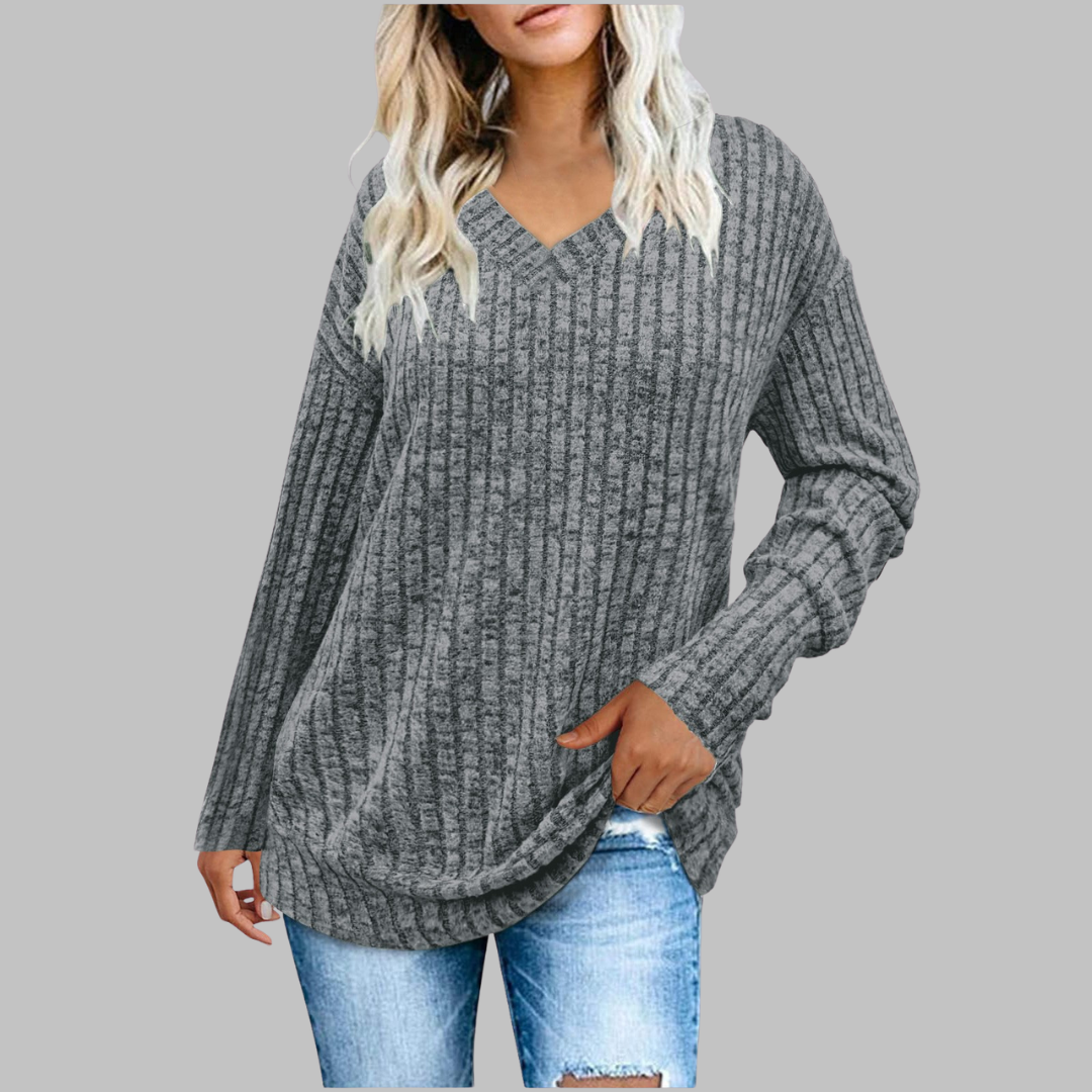 Grauer Damenpullover mit V-Ausschnitt, langärmligem Design und feiner Rippstruktur in lockerer Passform.
