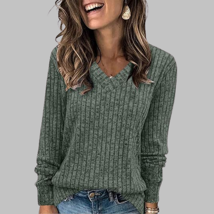 Damenpullover in Salbeigrün mit V-Ausschnitt, langärmligem Design und feiner Rippstruktur aus weichem Material.