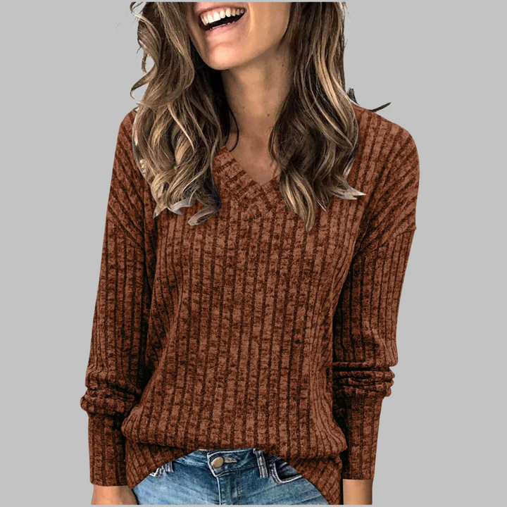 Brauner, locker geschnittener Damenpullover mit V-Ausschnitt und feiner Rippstruktur für einen eleganten Look.