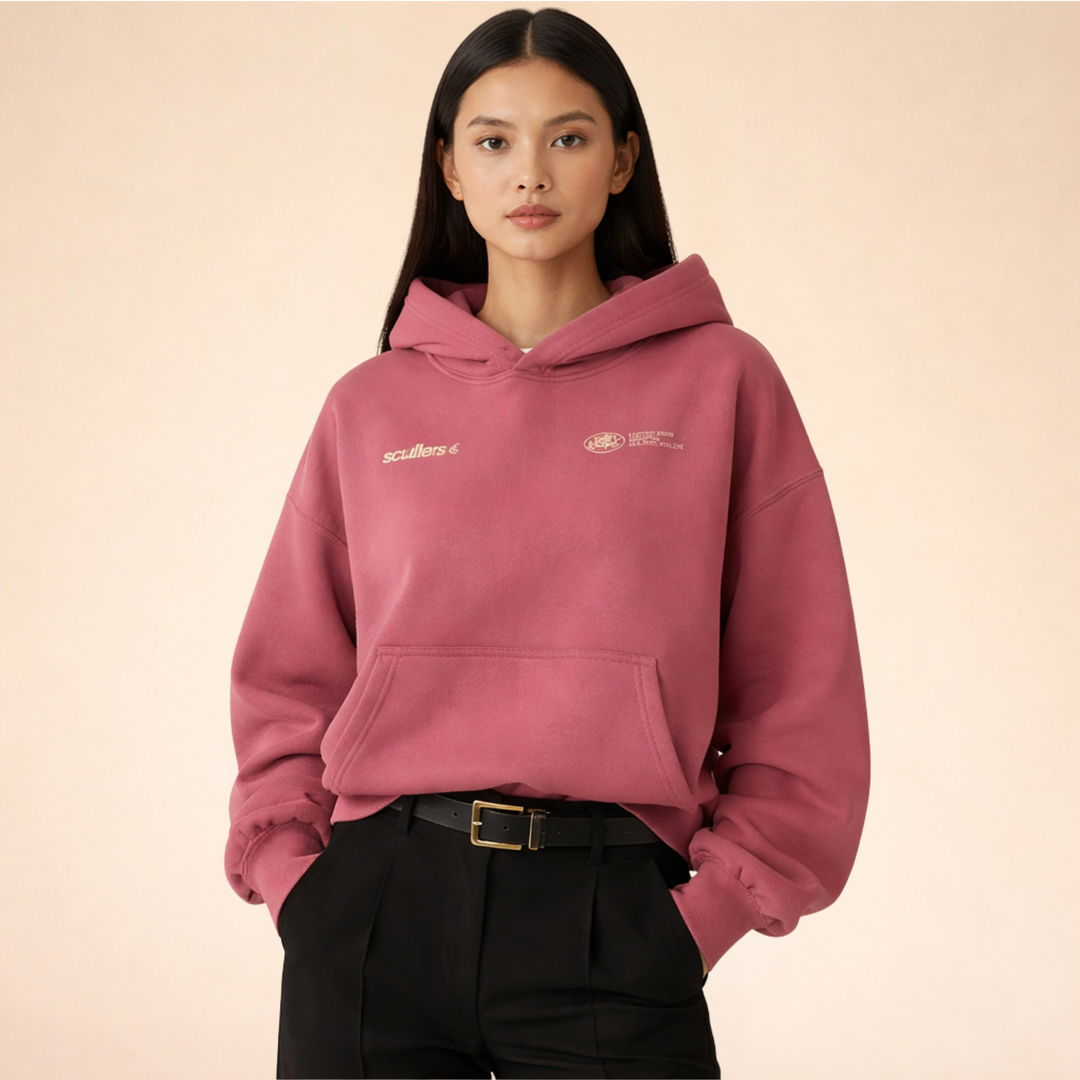 Dunkelrosa Oversized-Hoodie mit Kapuze, Kängurutasche und kleiner Logo-Stickerei auf der Brust.