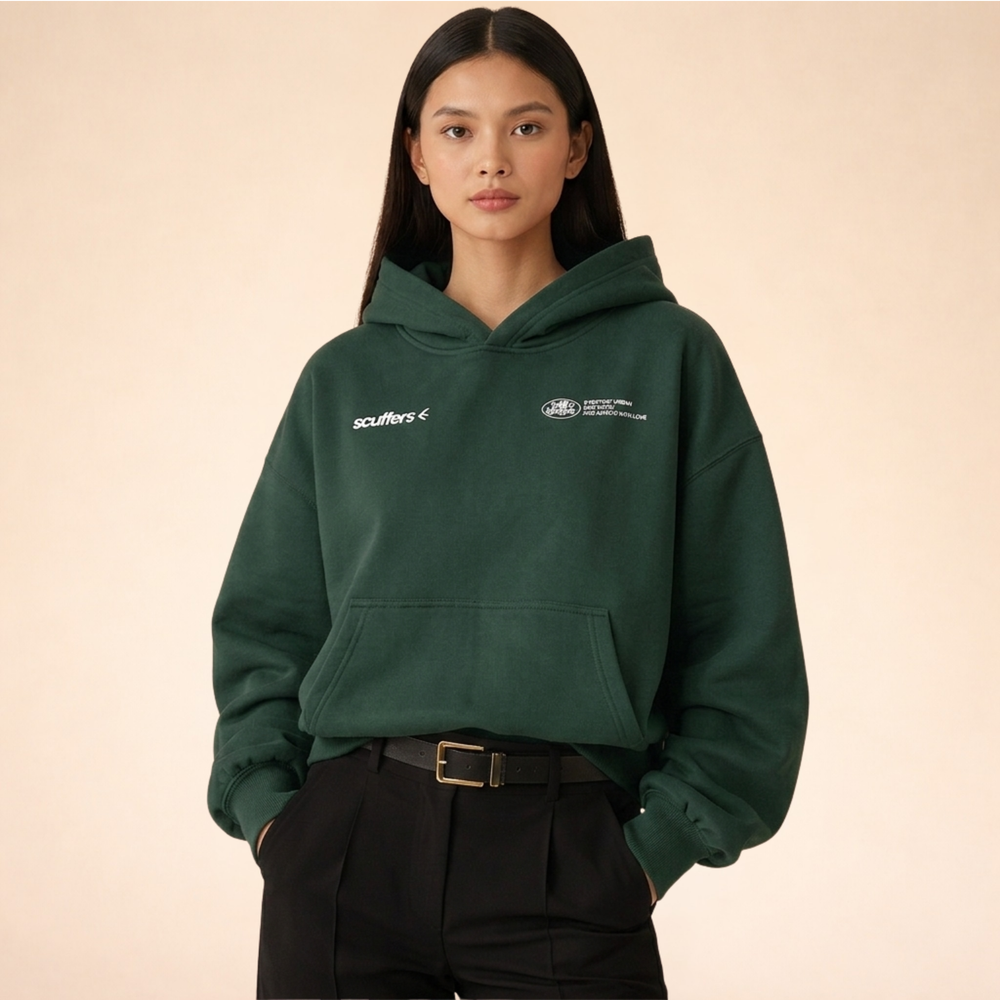 Dunkelgrüner Oversized-Hoodie für Damen mit Kapuze, Kängurutasche und weißem Logo-Print auf der Brust.