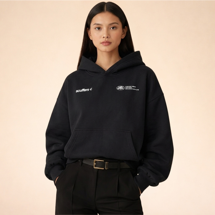 Schwarzer Oversized-Hoodie mit Kapuze, Kängurutasche und weißem Logo-Print auf der Brust für einen lässigen Look.